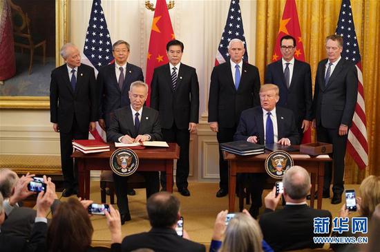 當(dāng)?shù)貢r間1月15日，中共中央政治局委員、國務(wù)院副總理、中美全面經(jīng)濟(jì)對話中方牽頭人劉鶴與美國總統(tǒng)特朗普在美國首都華盛頓白宮東廳共同簽署協(xié)議文本。 當(dāng)天，中美第一階段經(jīng)貿(mào)協(xié)議簽署儀式在白宮東廳舉行。 新華社記者 王迎 攝