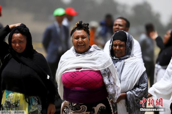 2019年3月14日，埃塞俄比亚比绍夫图，失去亲人的埃塞俄比亚人家属在坠机现场痛哭哀悼。