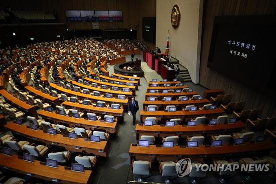 7月3日，韩国国会在全体会议上表决通过旨在及早克服经济危机、提前应对后新冠时代的第三期补充预算案。 韩联社