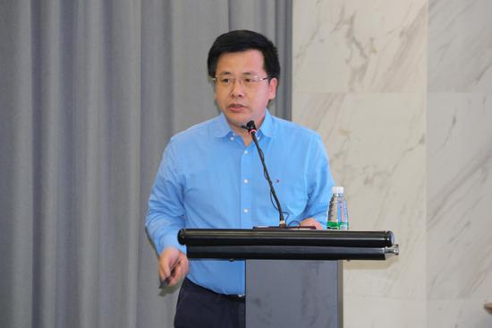 　　华夏新供给经济学研究院首席经济学家、中国民生银行研究院院长黄剑辉
