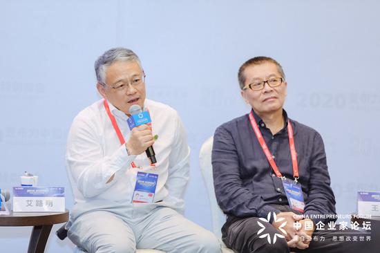 拉善SEE生态协会会长、武汉当代科技产业集团股份有限公司董事长艾路明(左一）