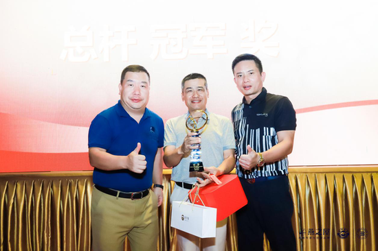 图：燕之屋执行董事兼总裁李有泉先生为赛事总杆冠军颁奖