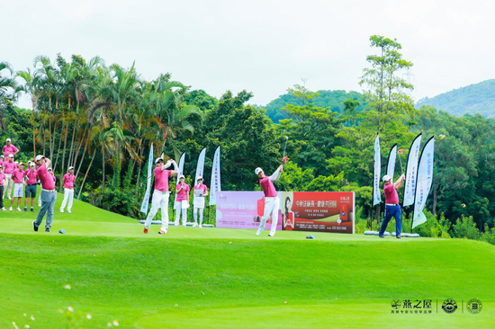 图：博研学员跟倍增学员们热情挥杆