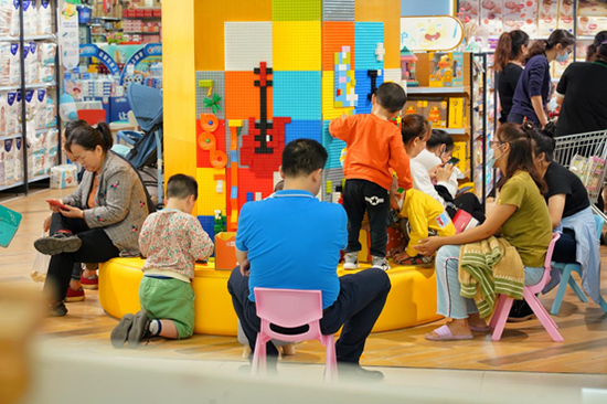 家庭消费者在永辉优悦宝呗·茶园金科店游乐区体验