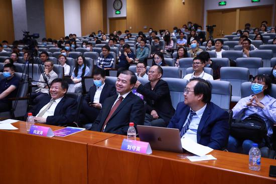 埃里克·伯格洛夫：发展金融机构有助于改善基础设施投资环境