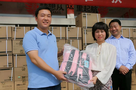 雷士照明品牌总经理杜莹华代表企业捐赠教育物资
