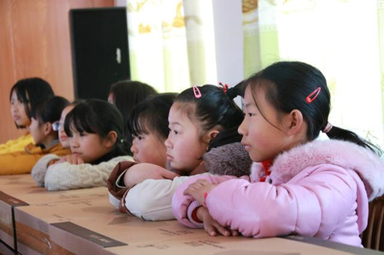 孩子们收到了儿童成长枕