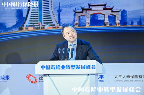 银保监会副主席黄洪:疫情加大了保险业传统模式销售的难度