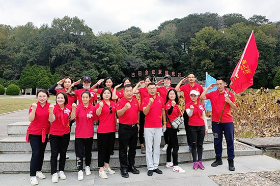 图：燕之屋2020年“红色之旅”秋季拓展合影