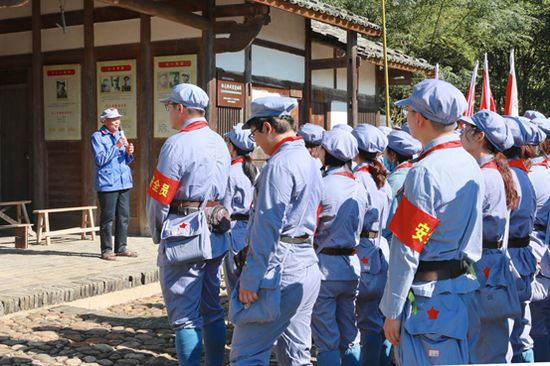 图：燕之屋团队成员聆听革命烈士后代讲话