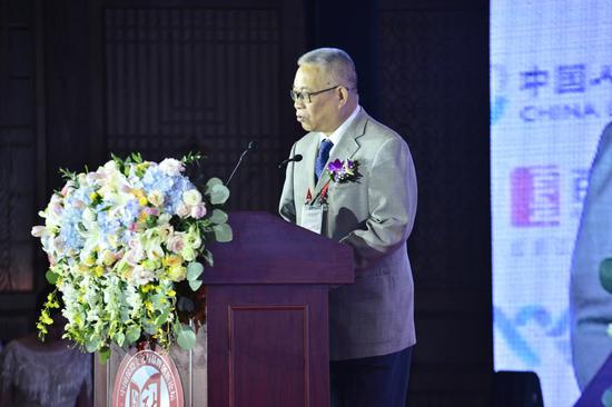 图为中国行保险学会原会长、中国保险文化与品牌创新论坛终身名誉主席罗忠敏