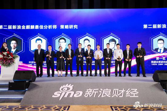 徐卫与获奖者合影