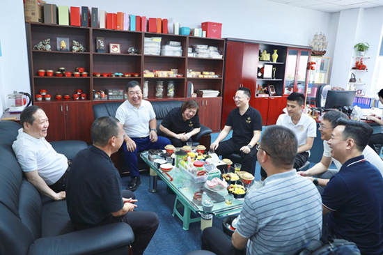 图：青海天佑德青稞酒代表团与燕之屋领导座谈