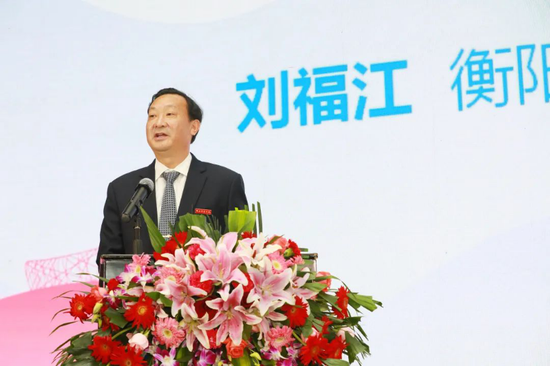 刘福江宣读《同意成立北京校友会的批复》，并宣布北京校友会理事会、监事会组成人员建议名单 