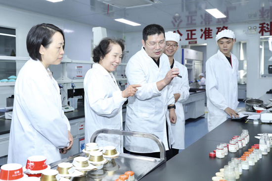 图：郭力生深入了解燕之屋燕窝微生物检测项目