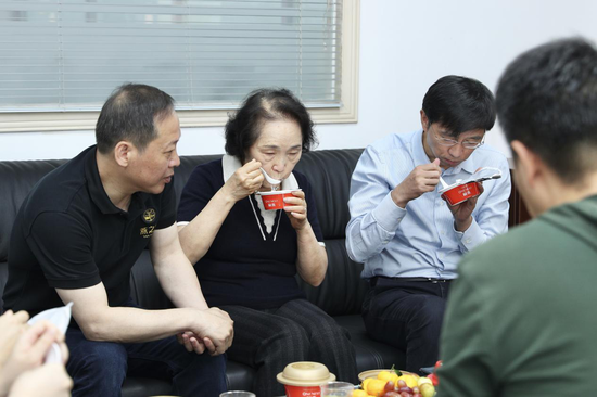  图：国燕委嘉宾一行品鉴碗燕