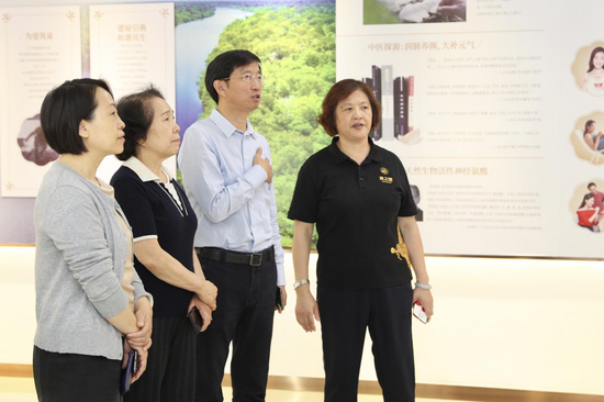  图：嘉宾在燕之屋燕窝文化展览馆参观