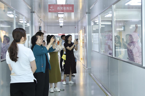 图：嘉宾参观燕之屋工厂挑拣车间拍照记录
