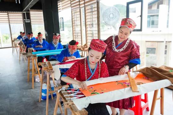 苗绣企业三访进博会：从传统小作坊到民族文化企业