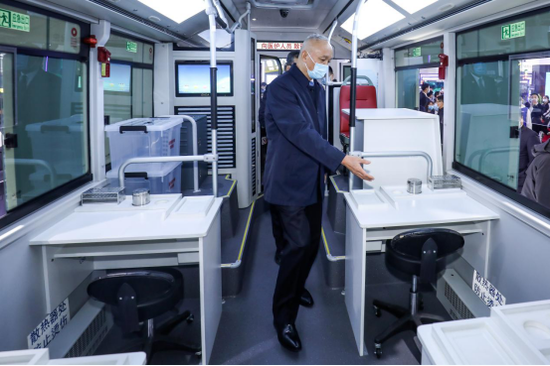 北京市委书记蔡奇一行参观福田欧辉核酸检测车