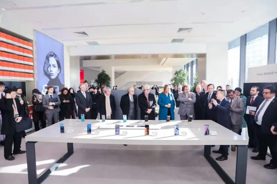 ▲大使们参观小米之家全球总店