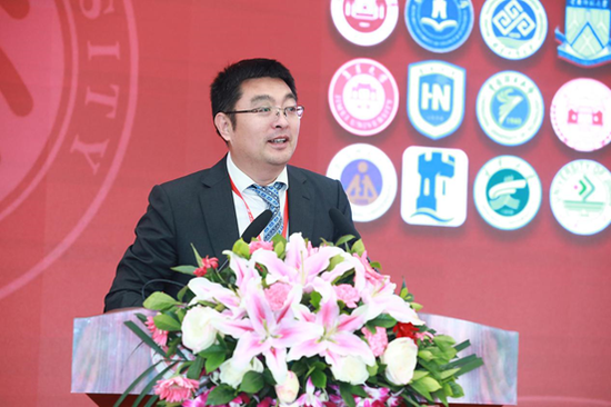  张辉主持闭幕式