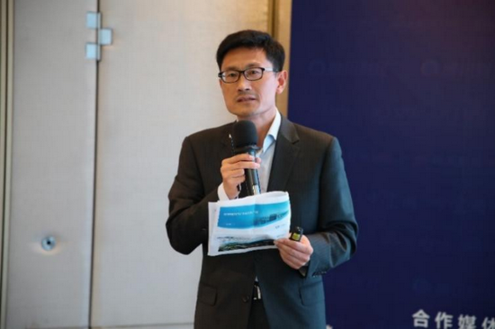 图：中航基金副董事长、总经理刘建介绍相关项目