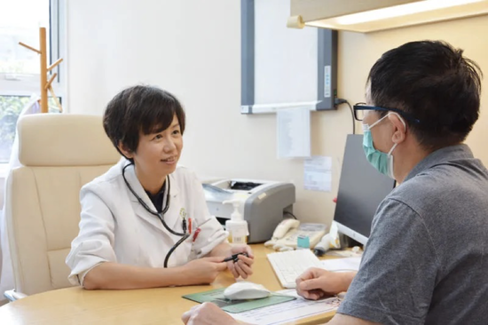 上海申园康复医院医生为老人进行健康问题解答