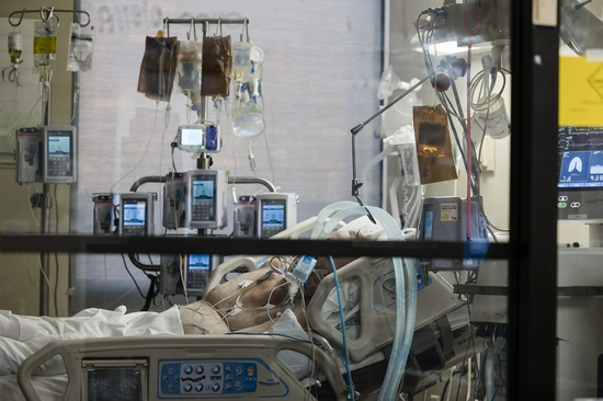 8月3日，密苏里州乔普林的一家医院，Covid-19 ICU负压室里一名使用呼吸机的患者。