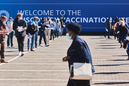 居民们在南非约翰内斯堡的疫苗注射站外等候