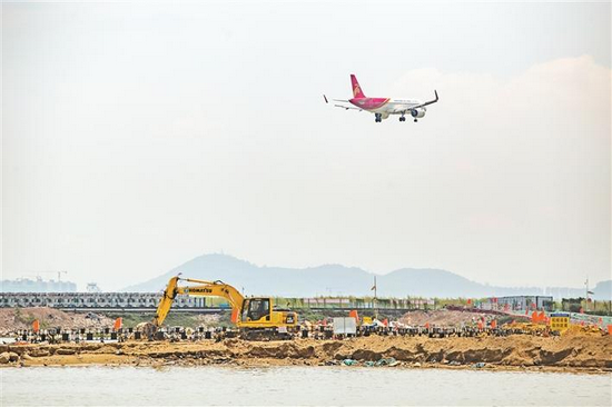 在沿江高速公路与深圳机场二跑道之间的海面上，深圳机场三跑道扩建施工正稳步推进。 深圳特区报记者 刘羽洁 摄