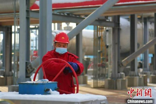 中石油新疆油田呼图壁员工操作设备流程。 张睿 摄