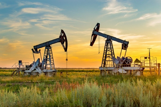 周一美油收高2% 布伦特原油上涨1.9%