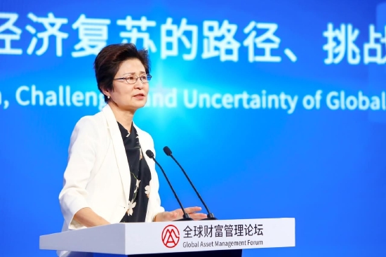 财政部中国国债协会会长孙晓霞主持全体大会
