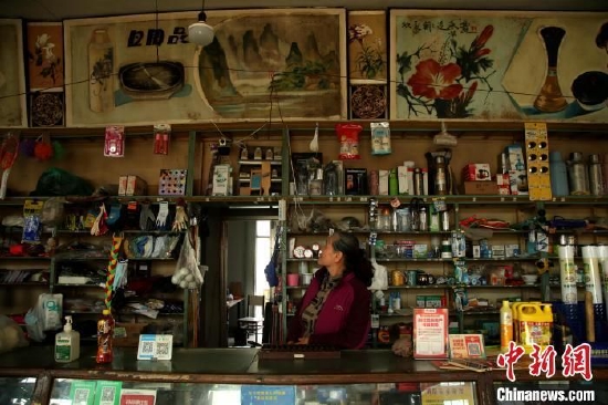 资料图：名为&ldquo;辉石埠供销店&rdquo;的商店，至今保持着原来的模样。　孙睿姣 摄