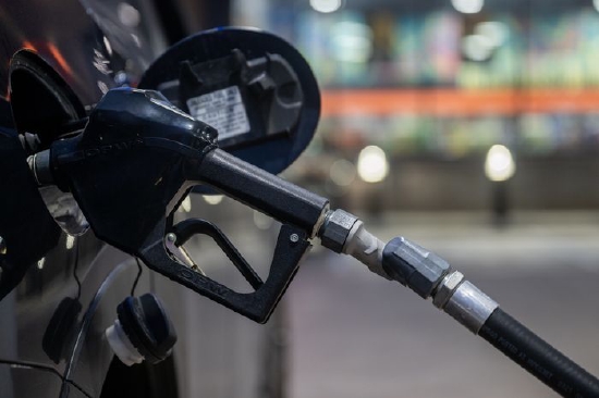 不详信号！美国汽油价格升破3.5美元，本月反弹9.2%，威胁美联储降通胀目标