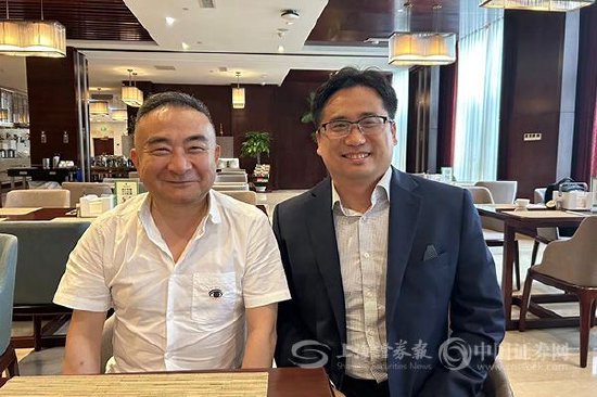 林园投资董事长林园(左)、前海开源基金首席经济学家杨德龙(右)  记者 朱文彬 摄