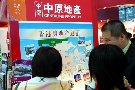 　▲（2010年10月1日，中国深圳（秋季）房地产交易会在深圳会展中心1号馆举行。中原地产带来香港地产信息。图源/视觉中国）