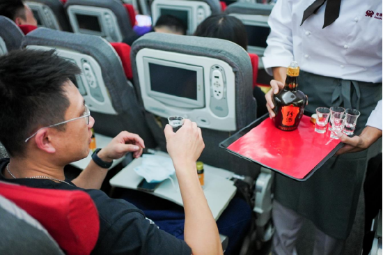 旅客在万米高空品鉴贵州特色“珍酒”（张超/摄）