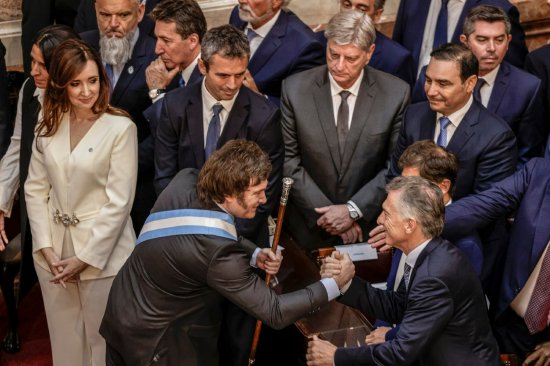 米莱周日在布宜诺斯艾利斯举行的就职典礼上与阿根廷前总统毛里西奥·马克里握手