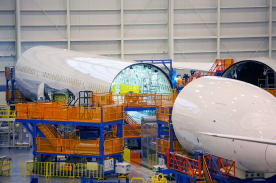 生产线上波音787梦想飞机的零部件