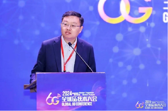 图：亚信科技首席科学家叶晓舟发表主题演讲
