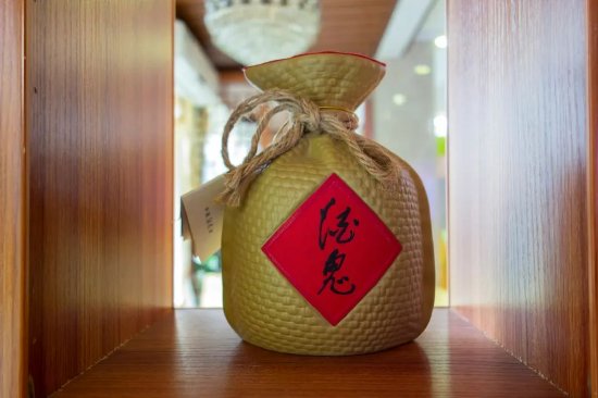 酒鬼酒产品系列 82a3-4262368cb2512665ce52bdd9a3a6b1c3.jpg