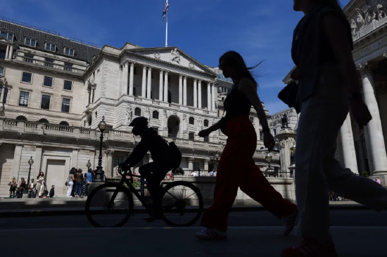 英国央行副总裁布罗德本特表示，英国利率可能在今夏下调