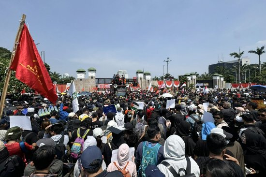 8月22日,抗议者在雅加达蚁合在议会外