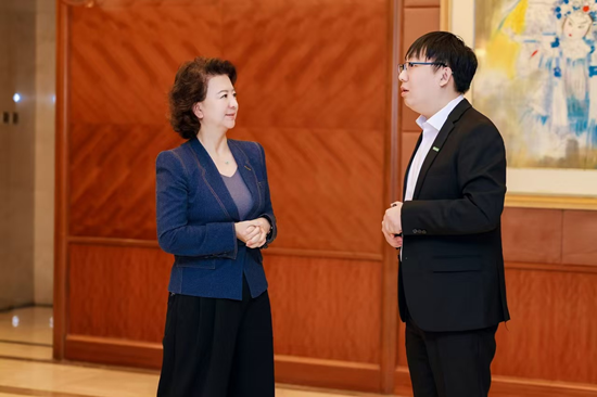 程虹在土士学习定约2024毕业仪式现场