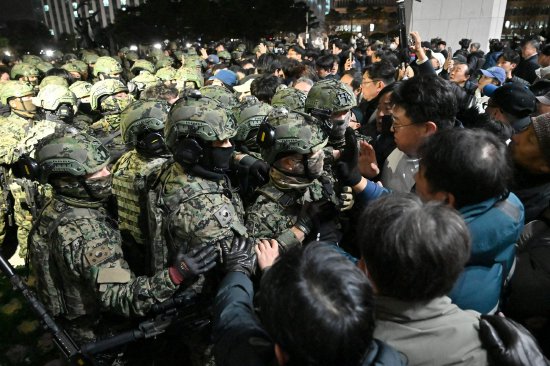 韩军戒严部队试图过问国会戒严