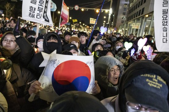 12月7日国会外,抗议尹锡悦的请愿者高呼标语