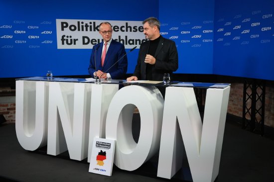 12月17日,Friedrich Merz和Markus Soeder在柏林