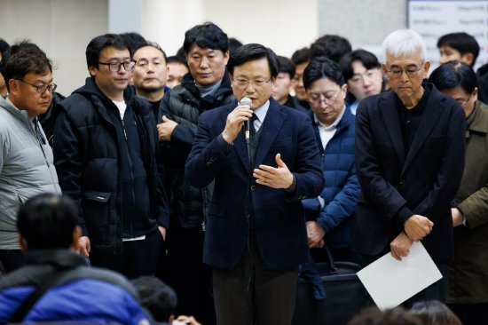 12月29日,济州航空首席施行官Kim E-Bae在务安国外机场向2216航班遭难者家属发表谈话。